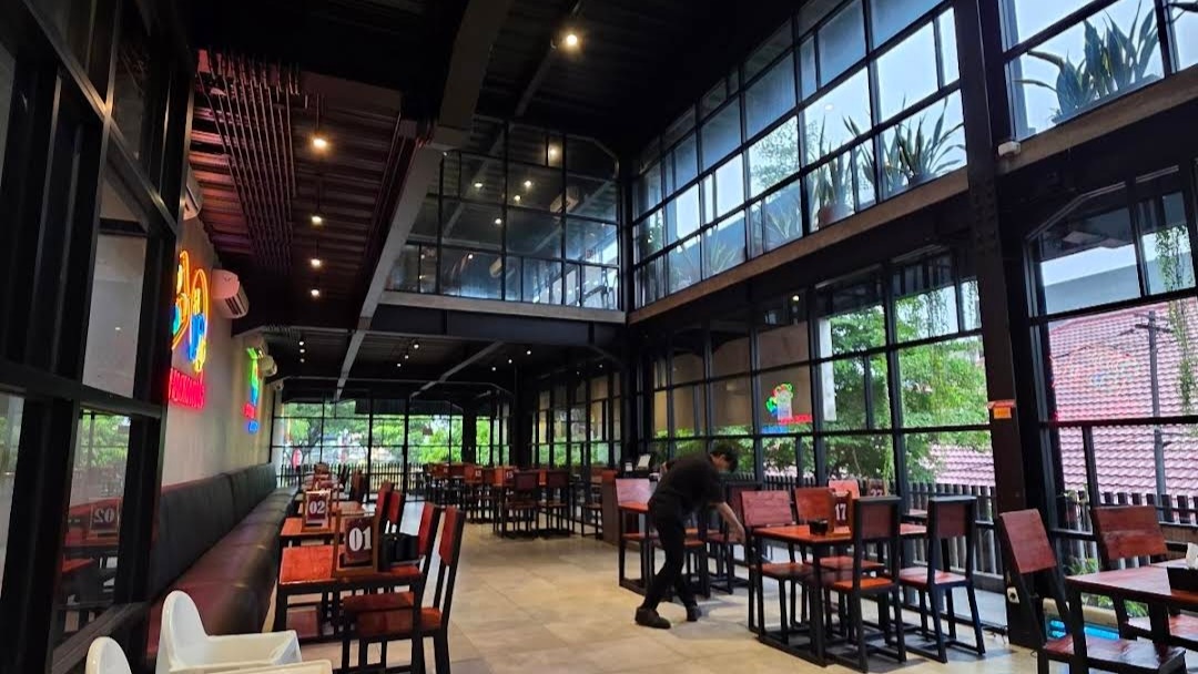 Gedung Usaha Komersial Eks Resto Raya HR Muhammad Surabaya Barat