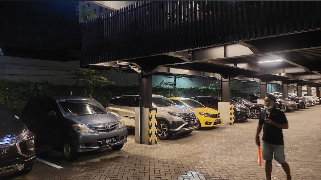 Gedung Usaha Komersial Eks Resto Raya HR Muhammad Surabaya Barat