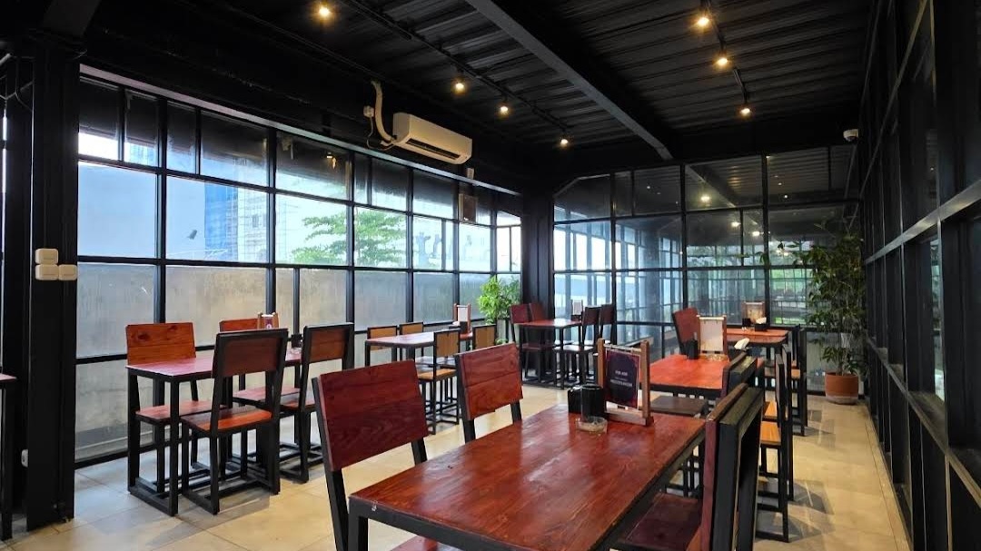 Gedung Usaha Komersial Eks Resto Raya HR Muhammad Surabaya Barat