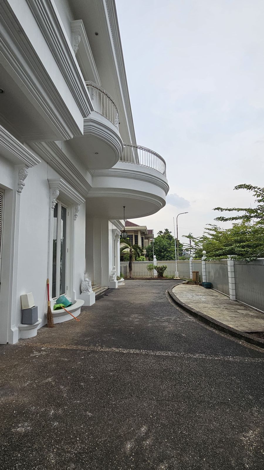 Jual rumah mewah dan luas posisi hook di Taman Hijau J11, Jakbar