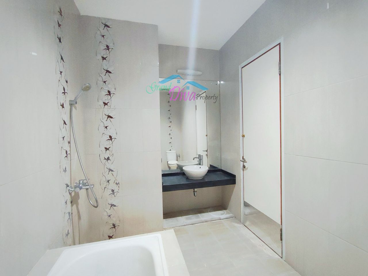 RUMAH BAGUS BARU RENOVASI DI CLUSTER THE REGENT RESIDENCE BEKASI