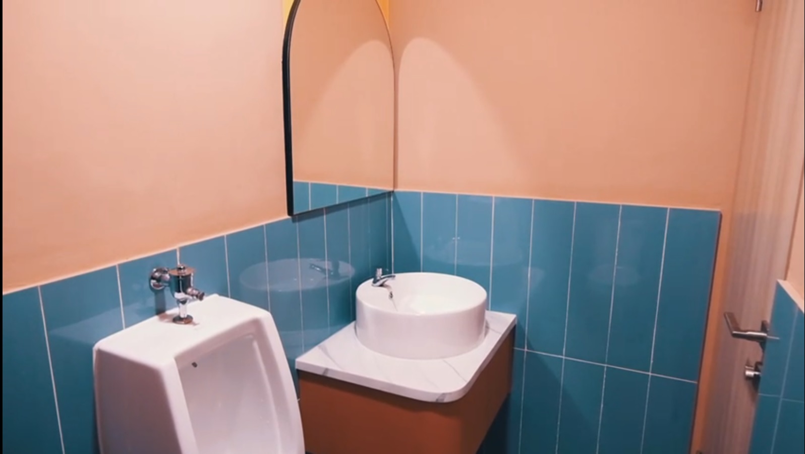 Dijual gedung mini kantor cantik beserta gudang di Pluit, Penjar