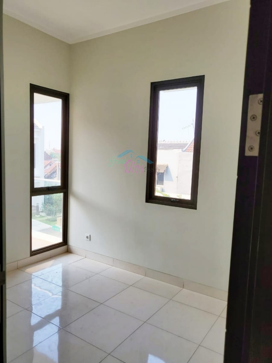 RUMAH DI CLUSTER SUMMARECON BEKASI