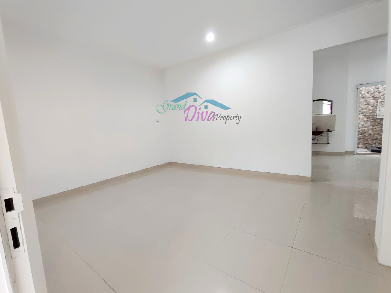 RUMAH BAGUS BARU DI RENOVASI SIAP HUNI DI PERUM GRAND SERPONG