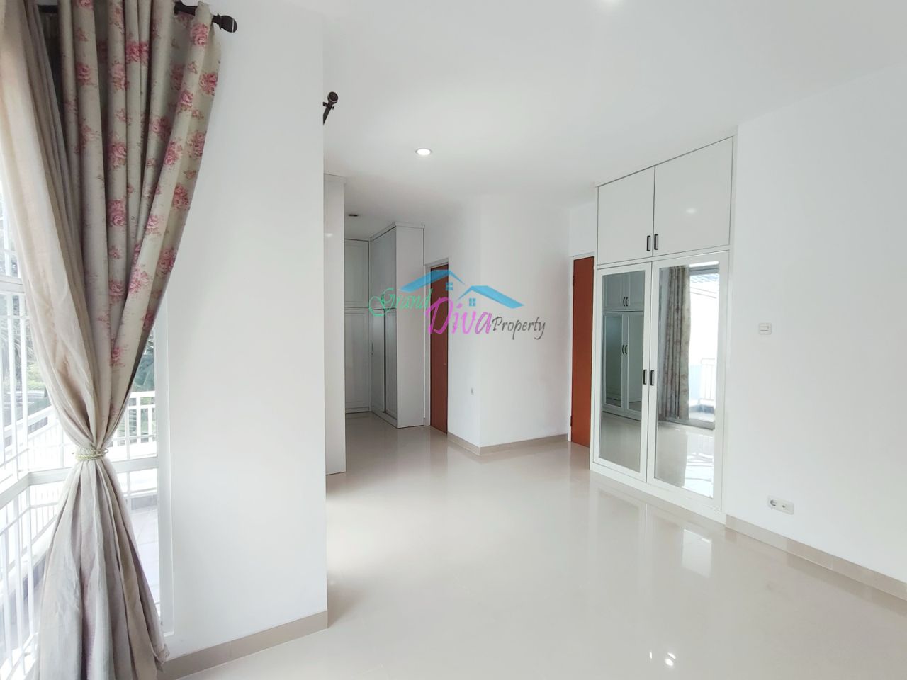 RUMAH BAGUS BARU RENOVASI DI CLUSTER THE REGENT BEKASI