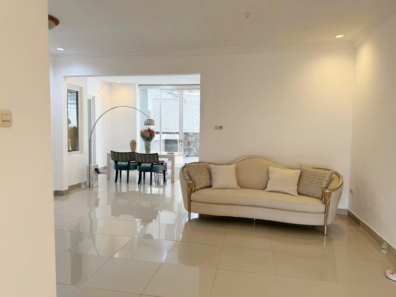 Jual Semi Furnish 1 lantai Wiguna, Gununganyar SHM sdh Renov