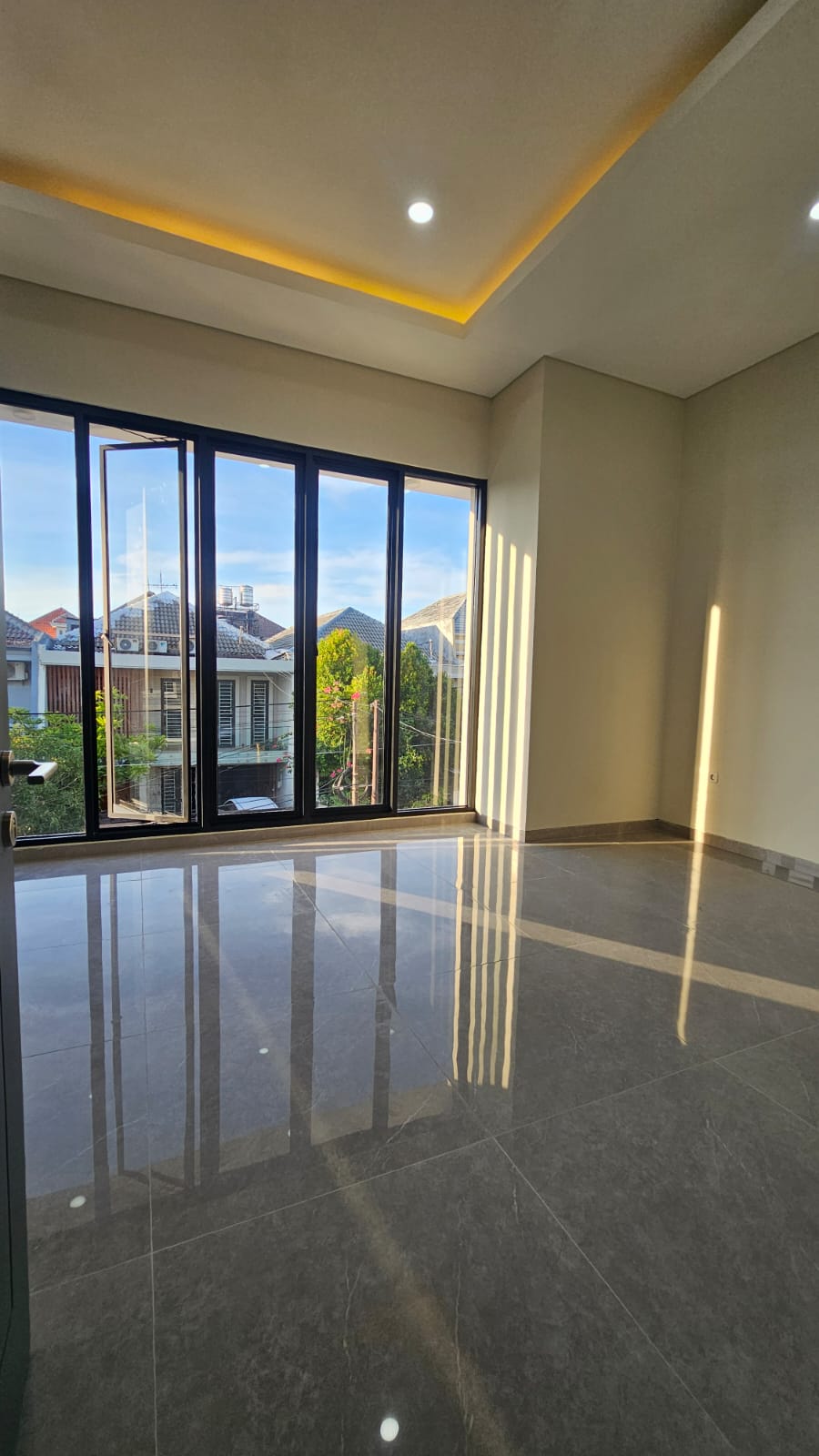 Jual Rumah Baru Sutorejo Sby SHM hanya 100mtr dari Raya
