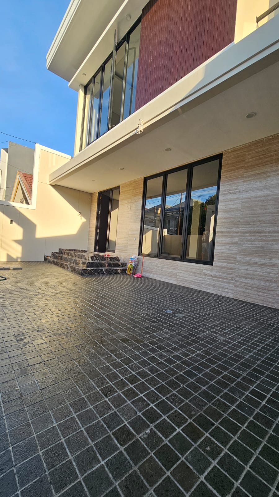 Jual Rumah Baru Sutorejo Sby SHM hanya 100mtr dari Raya