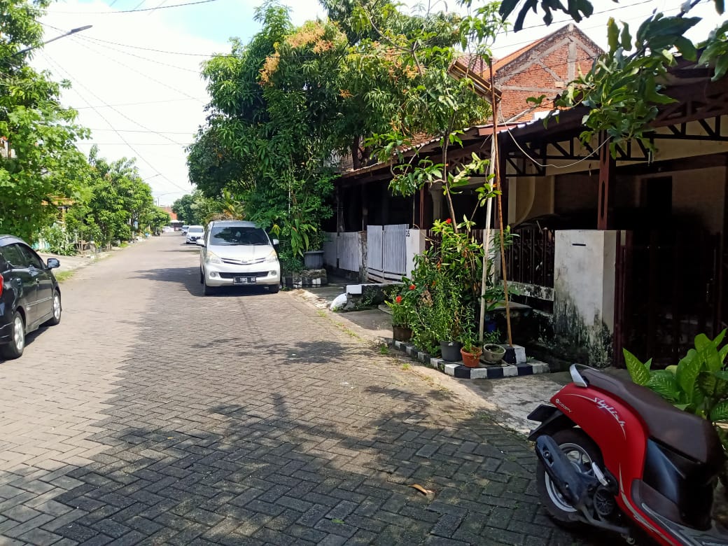 Rumah lama Barata Jaya strategis tidak jauh dari jalan utama