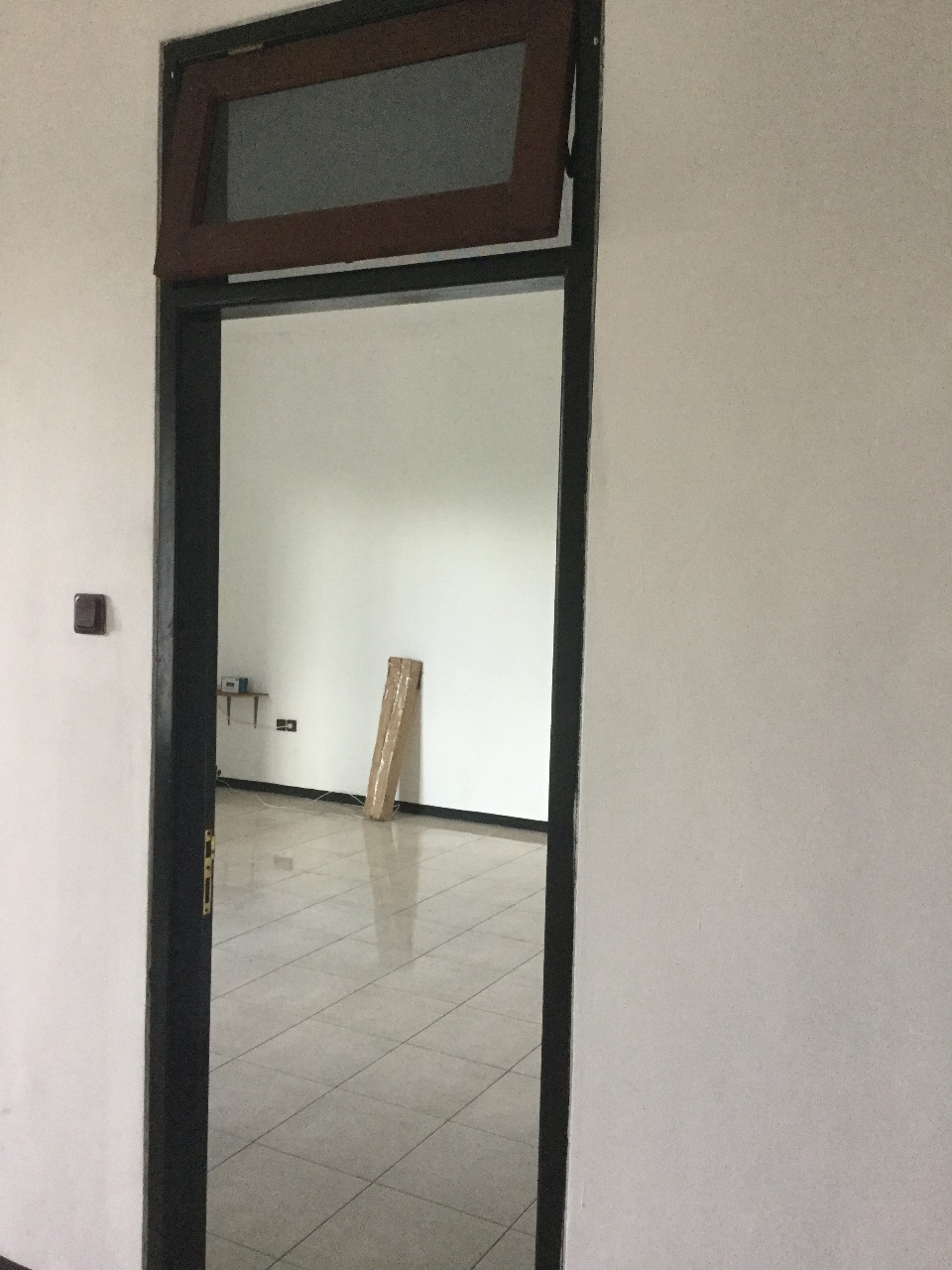 Disewakan Rumah 3 Lantai di Jl. Dr Moestopo, Surabaya Pusat