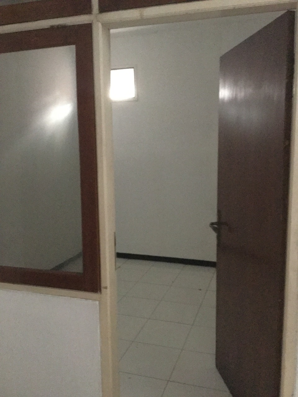 Disewakan Rumah 3 Lantai di Jl. Dr Moestopo, Surabaya Pusat