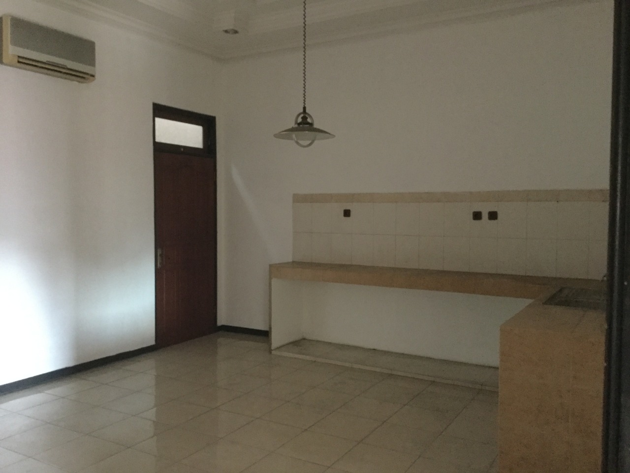 Disewakan Rumah 3 Lantai di Jl. Dr Moestopo, Surabaya Pusat