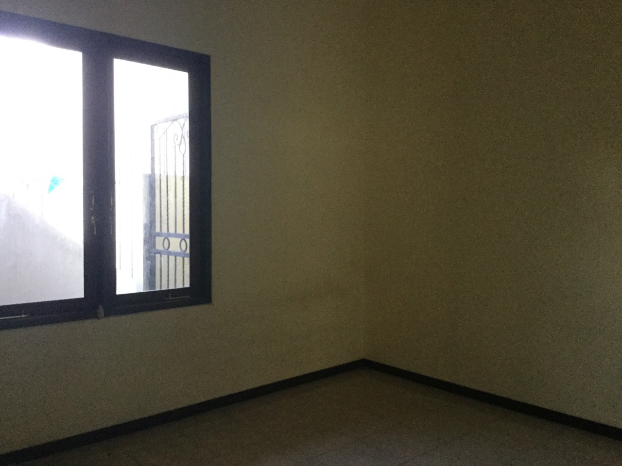 Disewakan Rumah 3 Lantai di Jl. Dr Moestopo, Surabaya Pusat