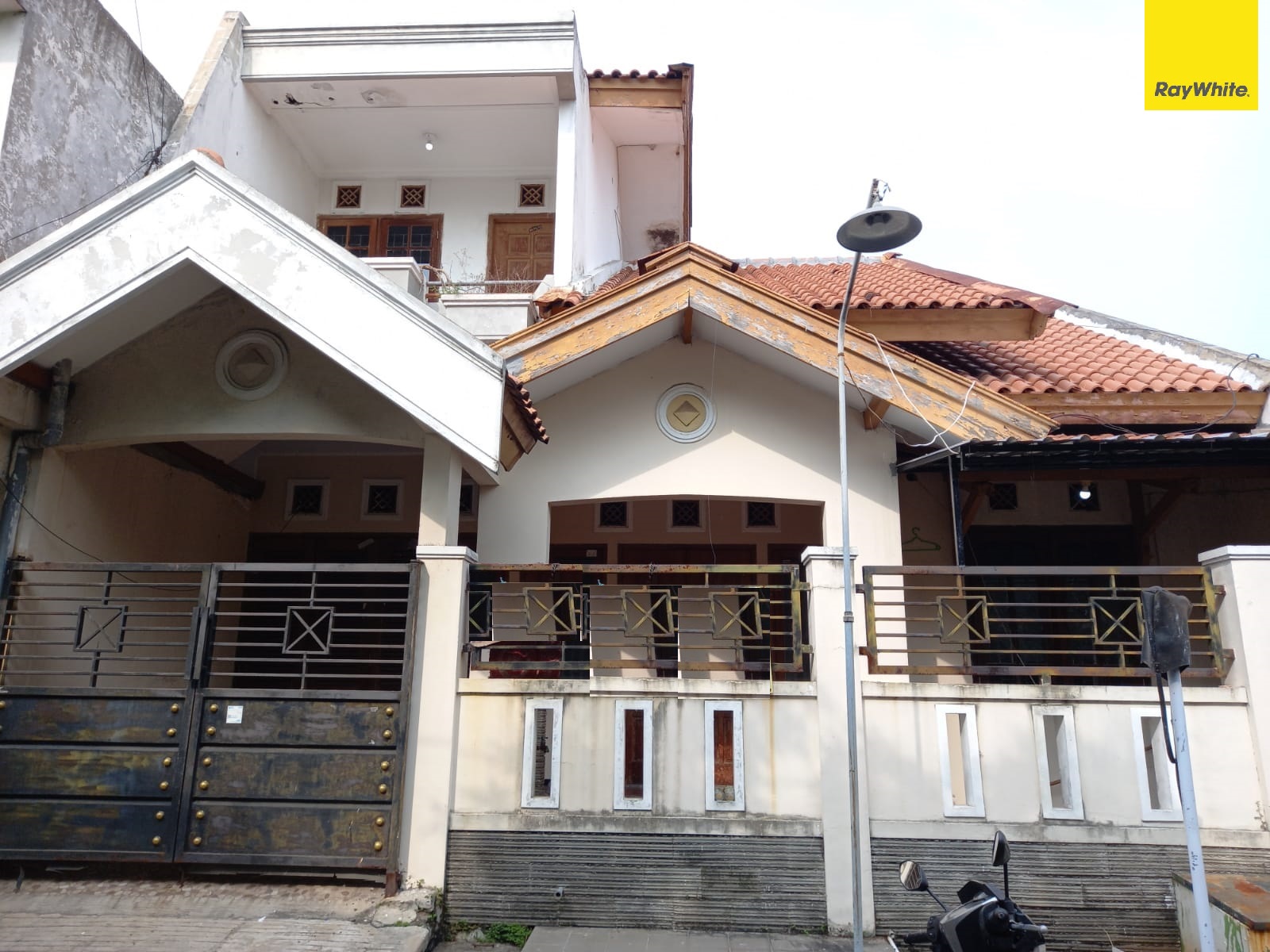 Dijual Rumah Bangunan 2 Lantai di Jl. Medayu Selatan, Surabaya