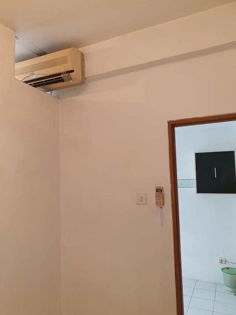 Apartemen dengan pemandangan kolam renang dan kota