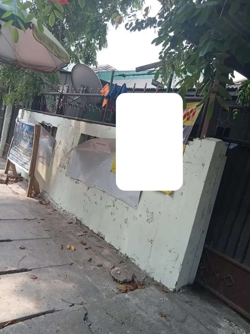 Rumah Tua Pinggir Jalan Raya Dekat Pasar Dan Kantor Lurah Cengka
