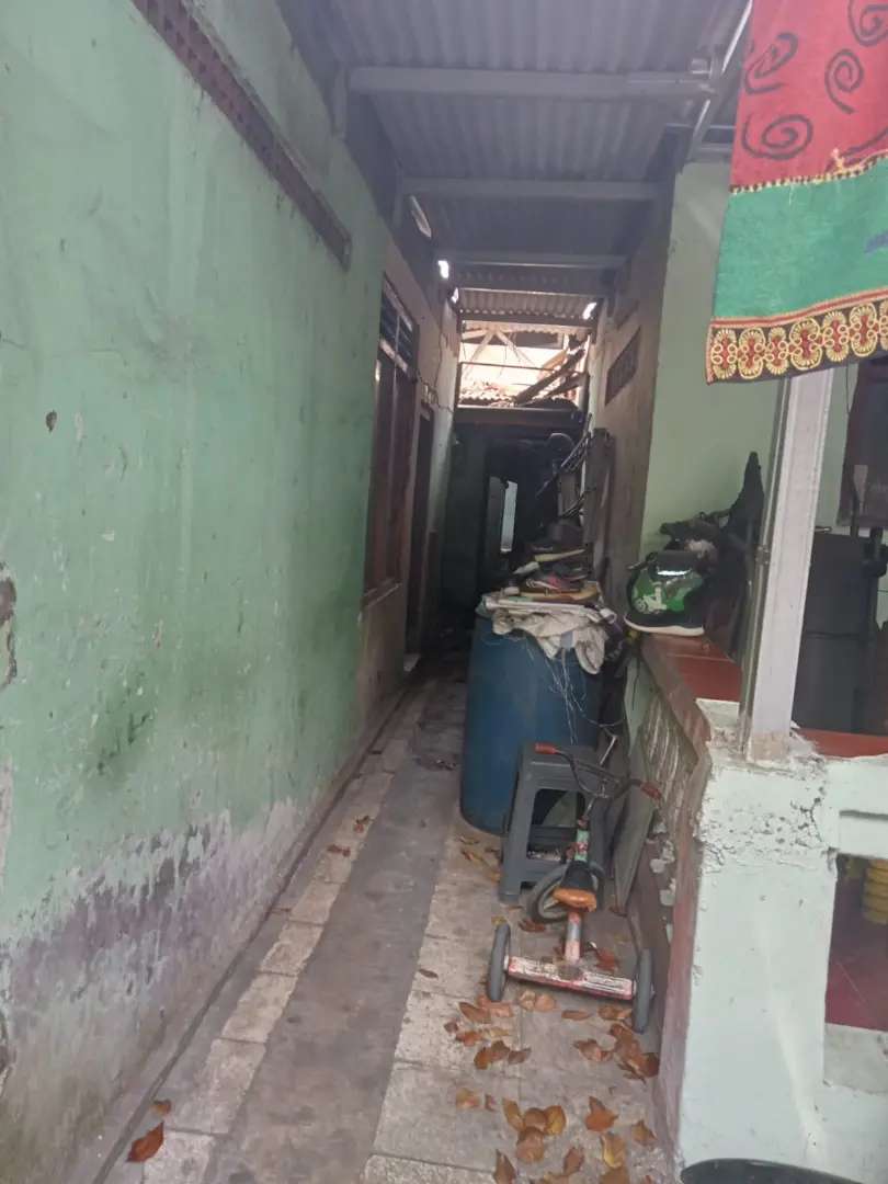 Rumah Tua Pinggir Jalan Raya Dekat Pasar Dan Kantor Lurah Cengka
