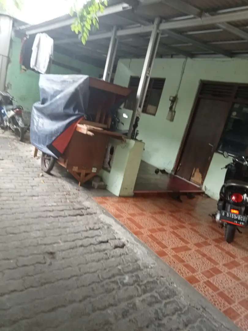 Rumah Tua Pinggir Jalan Raya Dekat Pasar Dan Kantor Lurah Cengka