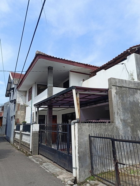 Hidup Nyaman di Bandung: Rumah SHM dengan Teras Gazebo