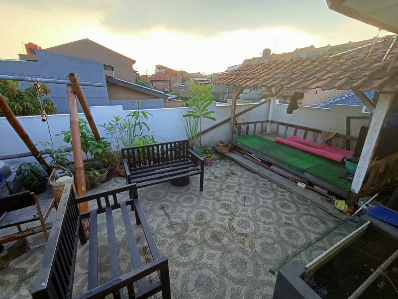 Hidup Nyaman di Bandung: Rumah SHM dengan Teras Gazebo