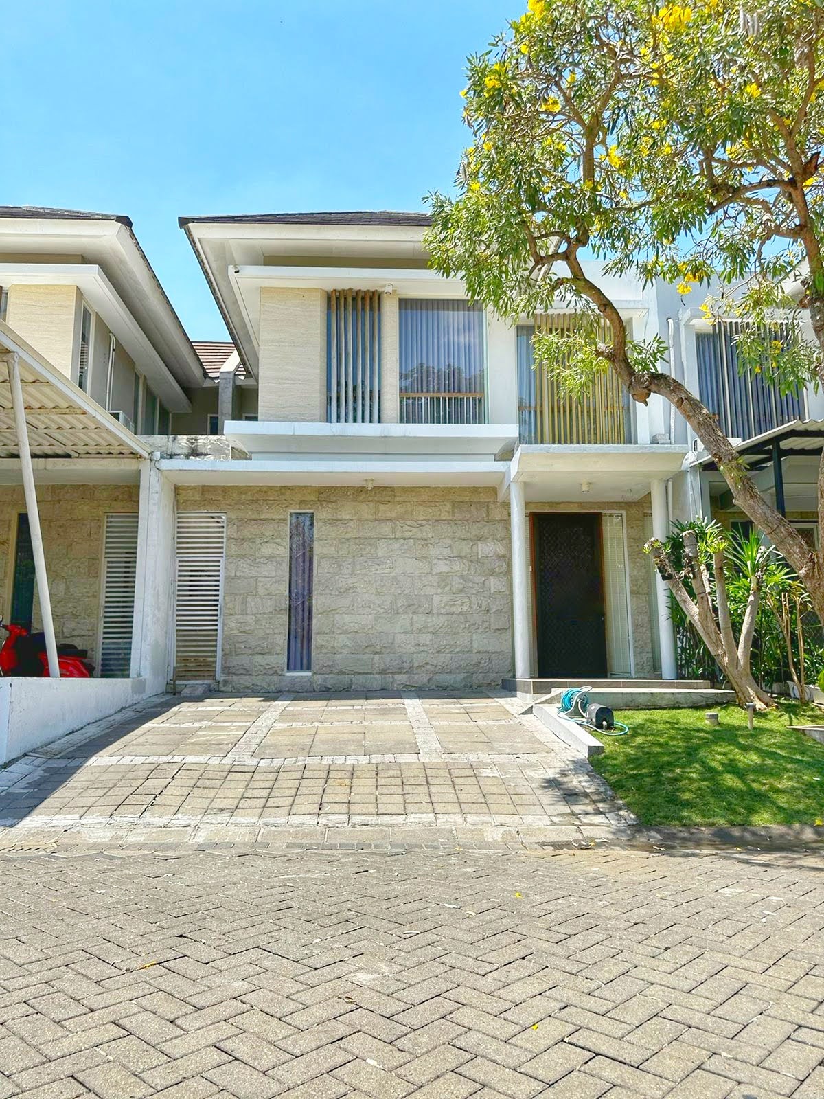 Rumah GREEN HILL Citraland , Surabaya Barat sangat asri