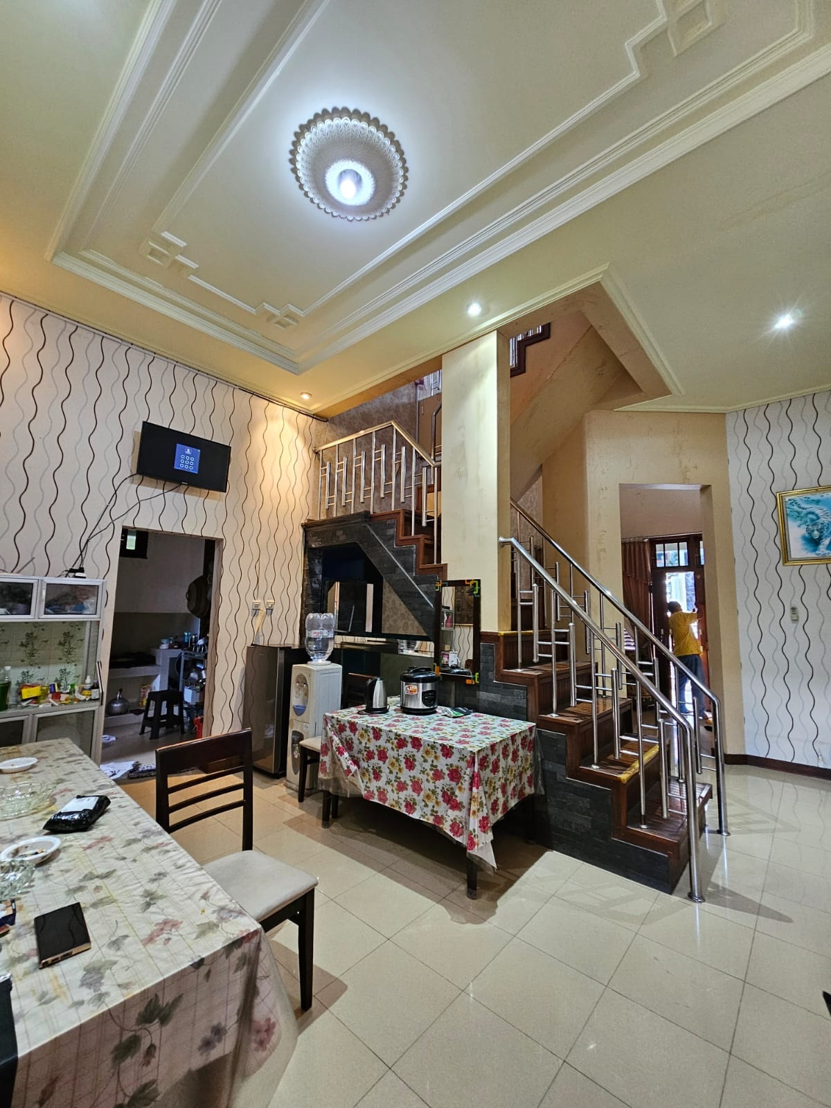Rumah mewah lengkap dengan kamar kos dibarat UII Ekonomi Concat