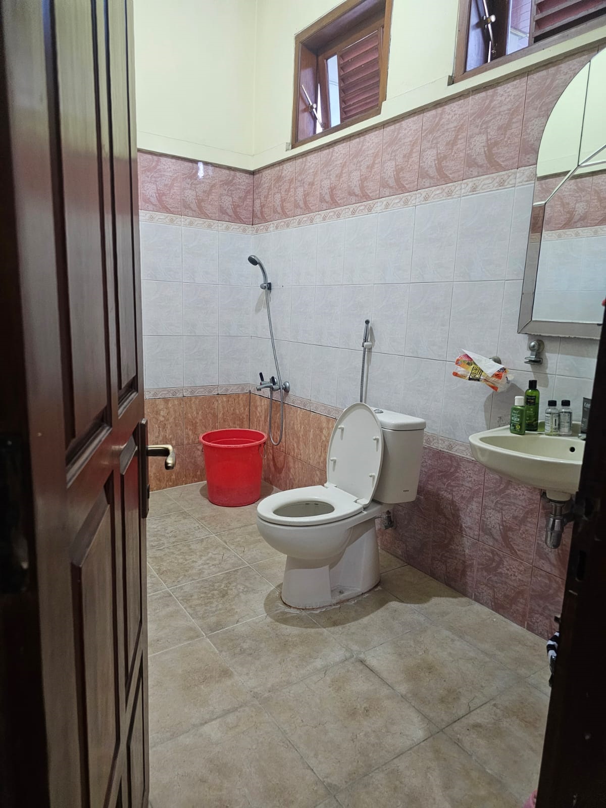 Rumah mewah lengkap dengan kamar kos dibarat UII Ekonomi Concat
