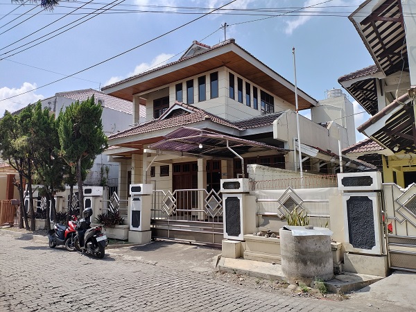 Rumah mewah lengkap dengan kamar kos dibarat UII Ekonomi Concat