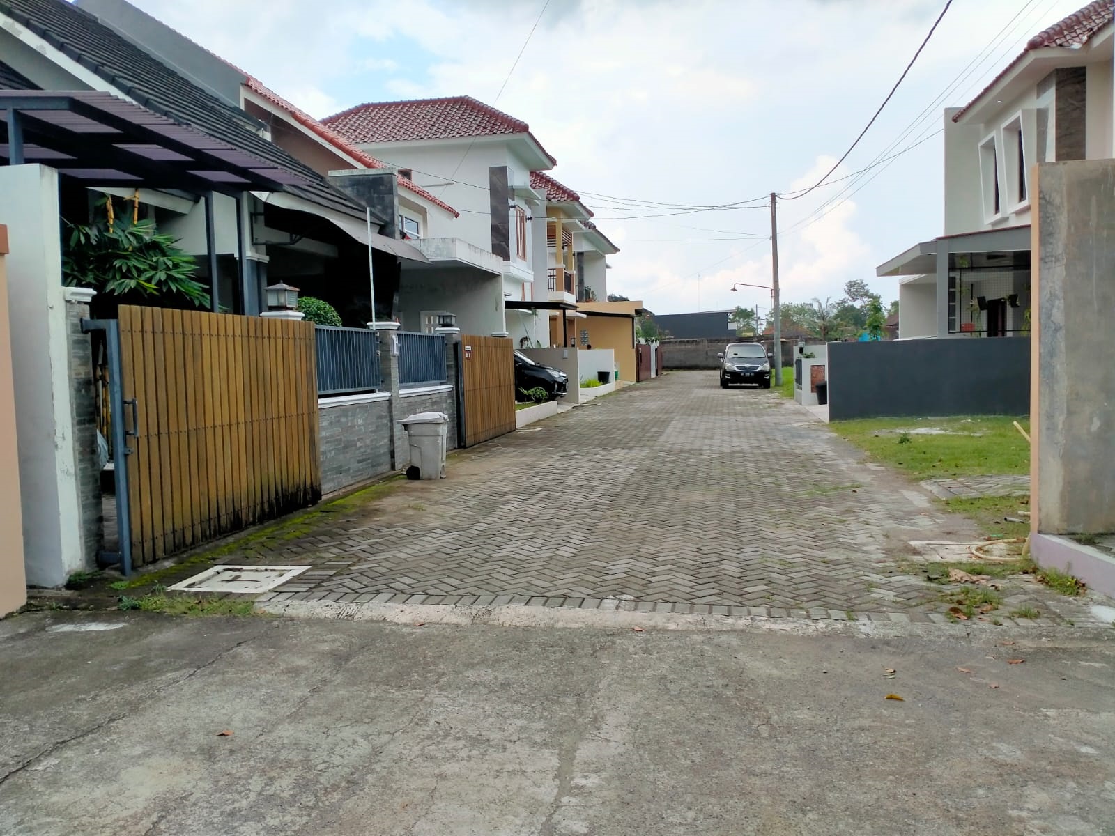 Rumah mewah siap huni di dalam perumahan di Maguwoharjo Sleman