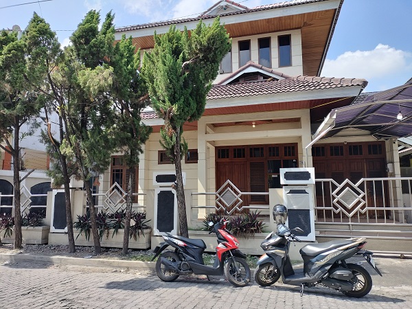 Rumah mewah lengkap dengan kamar kos dibarat UII Ekonomi Concat