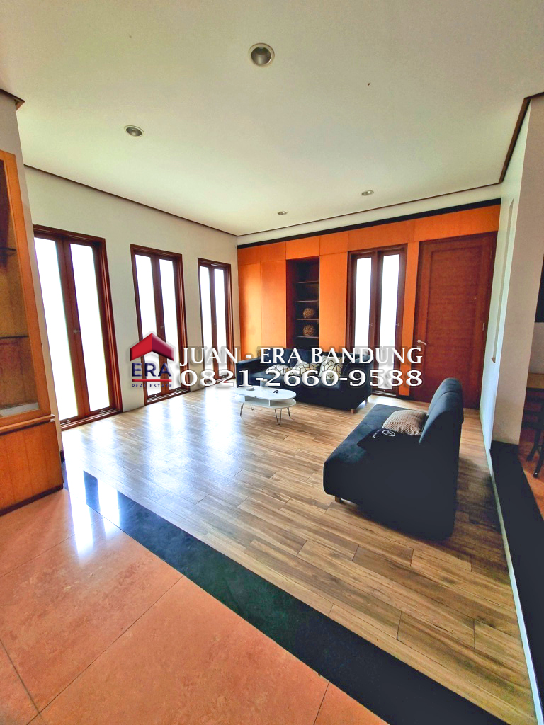 Rumah mewah Komplek Setraduta dekat Tol Pasteur