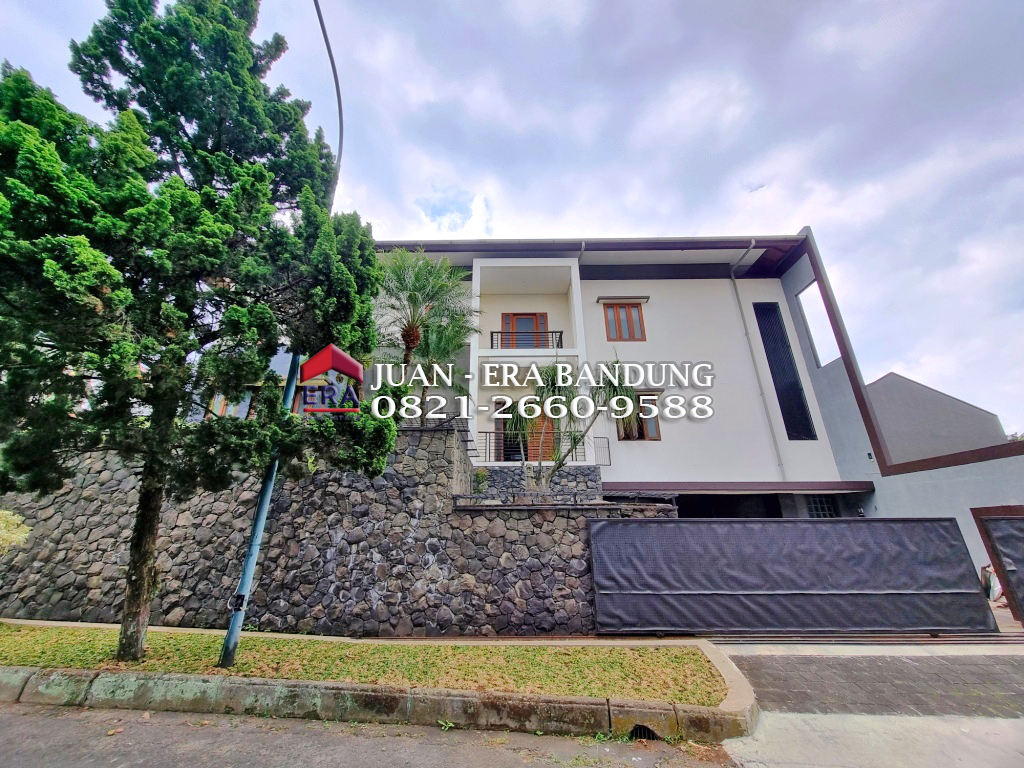 Rumah mewah Komplek Setraduta dekat Tol Pasteur