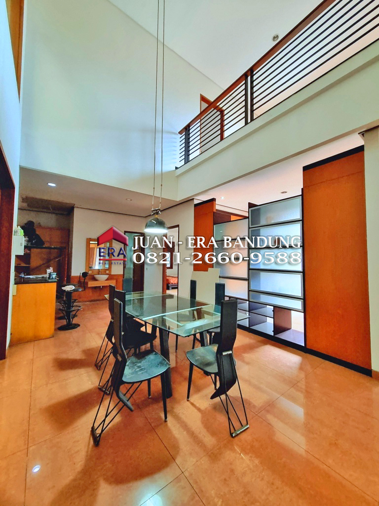 Rumah mewah Komplek Setraduta dekat Tol Pasteur