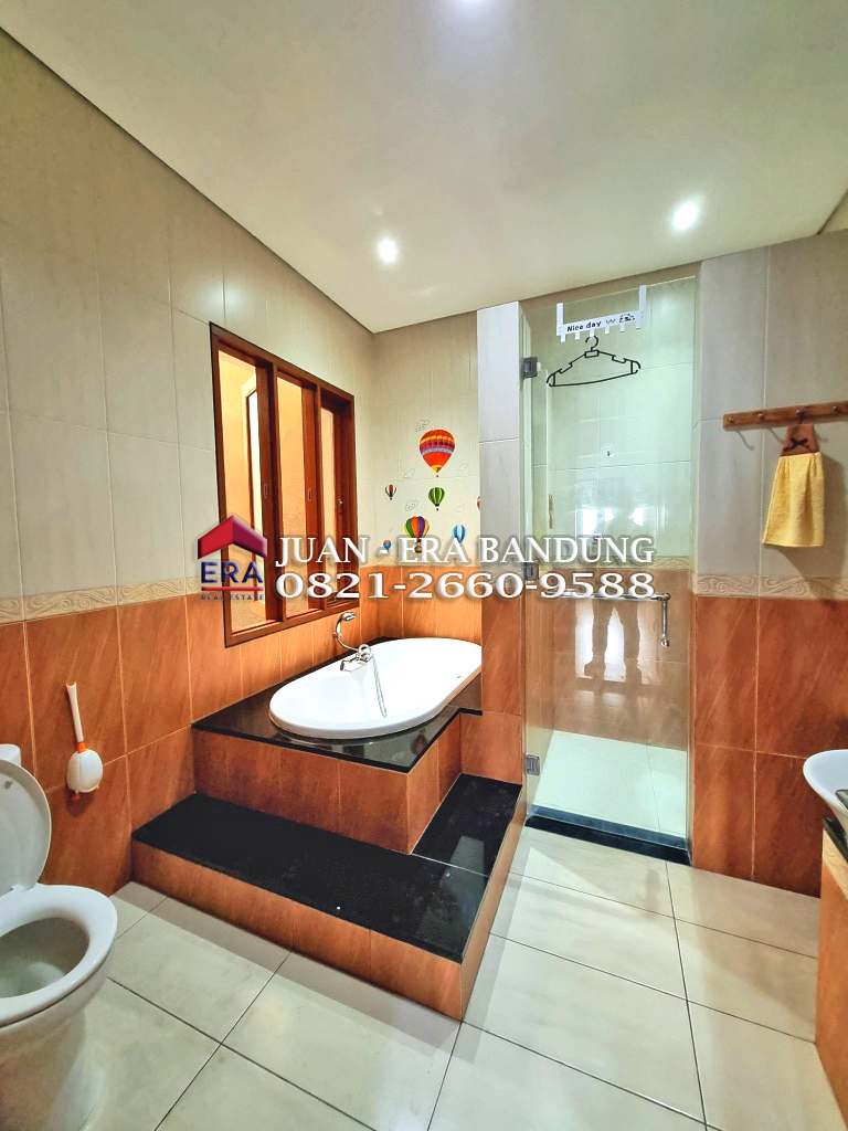 Rumah mewah Komplek Setraduta dekat Tol Pasteur