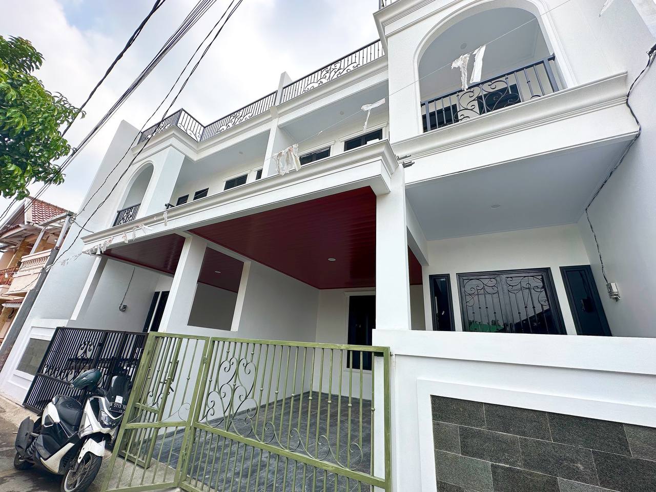 Rumah baru desain klasik bonus Rooftop Kalisari Jakarta Timur