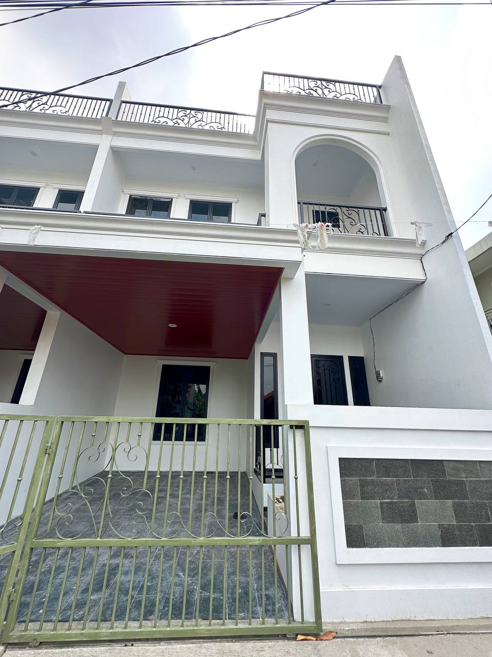 Rumah baru desain klasik bonus Rooftop Kalisari Jakarta Timur