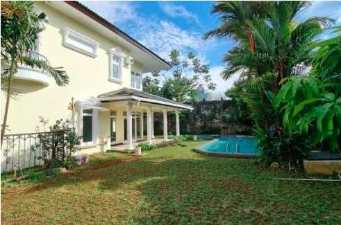 Rumah Mewah Klasik dengan kolam renang siap pakai