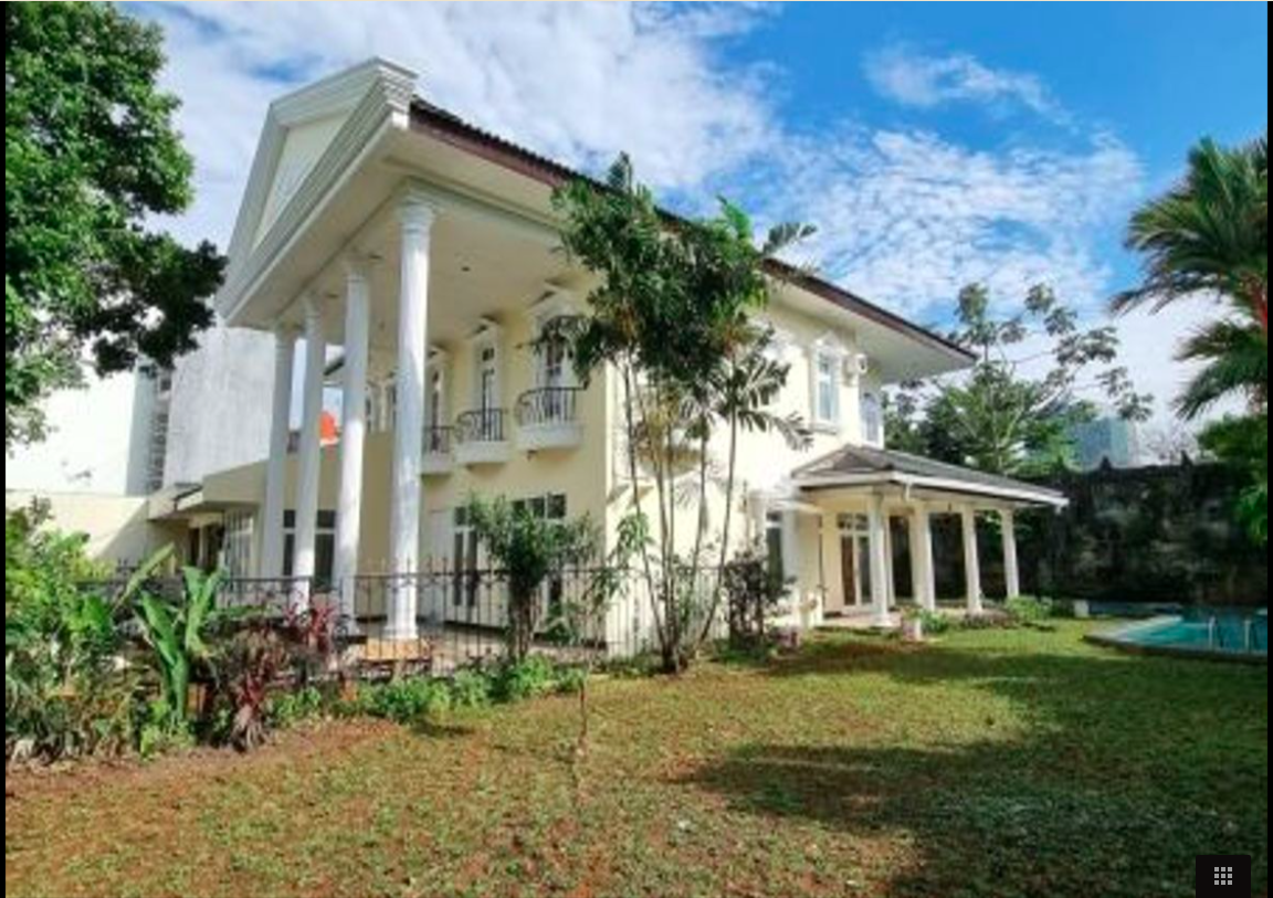 Rumah Mewah Klasik dengan kolam renang siap pakai
