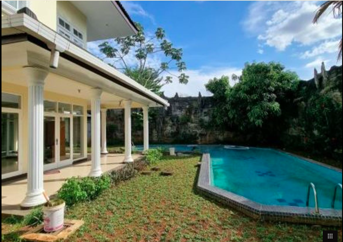 Rumah Mewah Klasik dengan kolam renang siap pakai