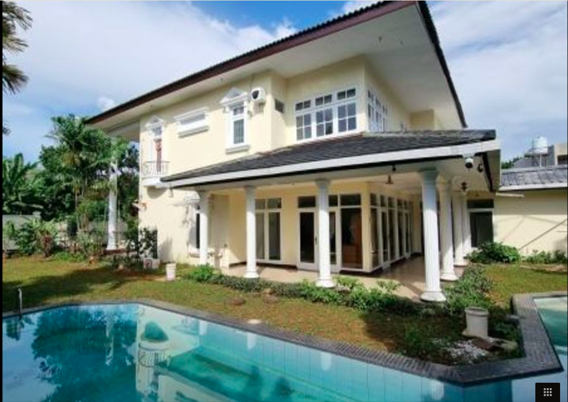 Rumah Mewah Klasik dengan kolam renang siap pakai