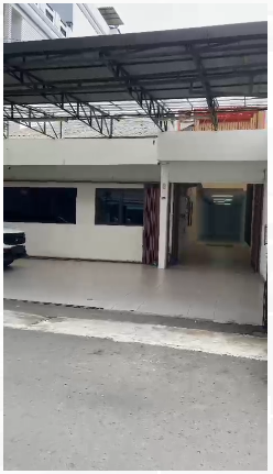 Dijual rumah bentuk kantor dan gudang di area Gajah mada