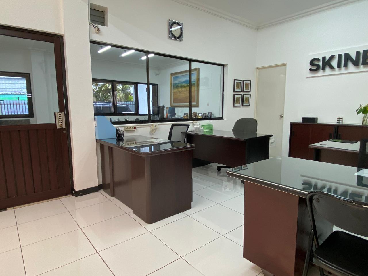 Dijual rumah bentuk kantor dan gudang di area Gajah mada