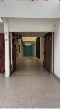 Dijual rumah bentuk kantor dan gudang di area Gajah mada
