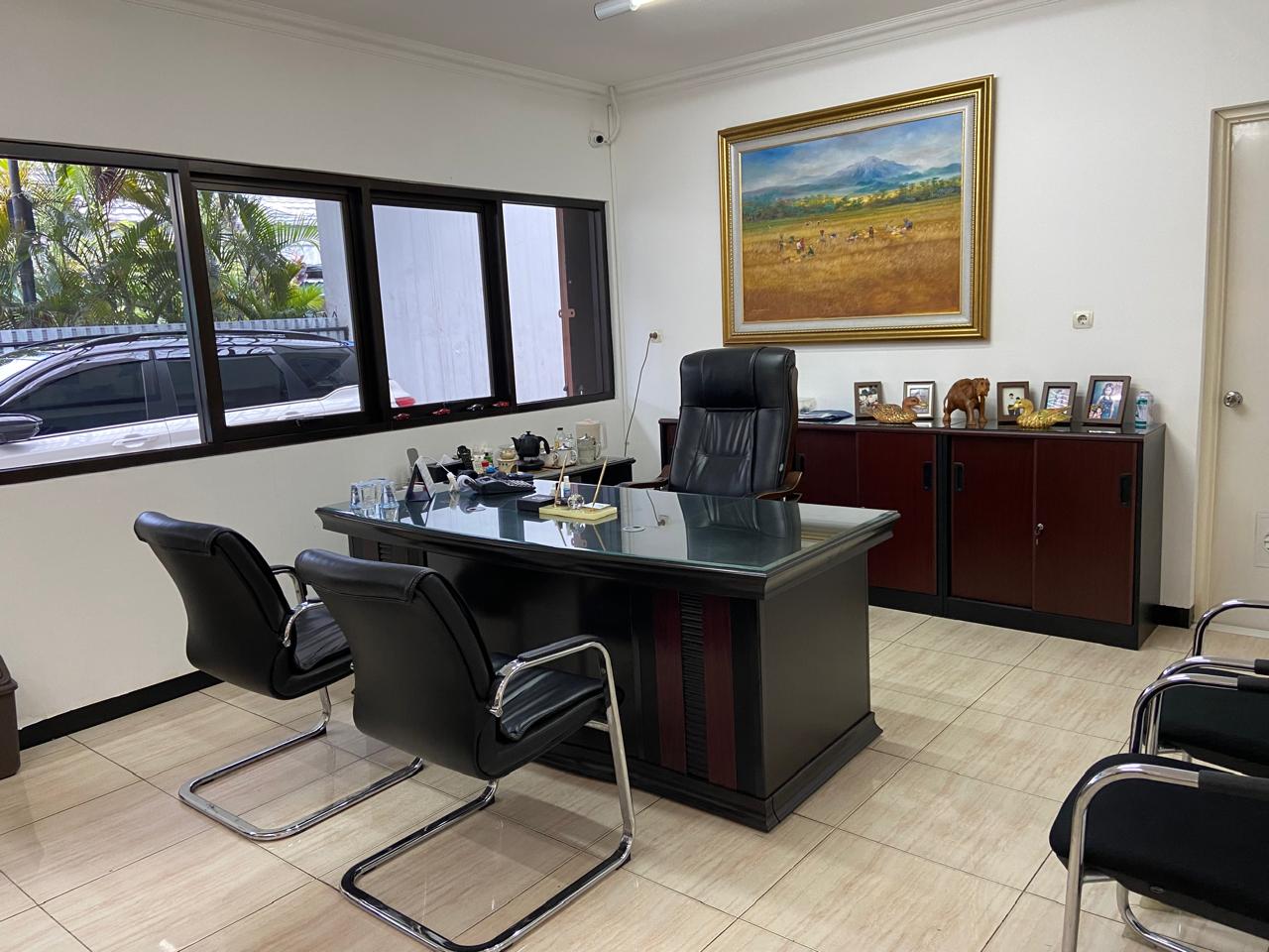 Dijual rumah bentuk kantor dan gudang di area Gajah mada