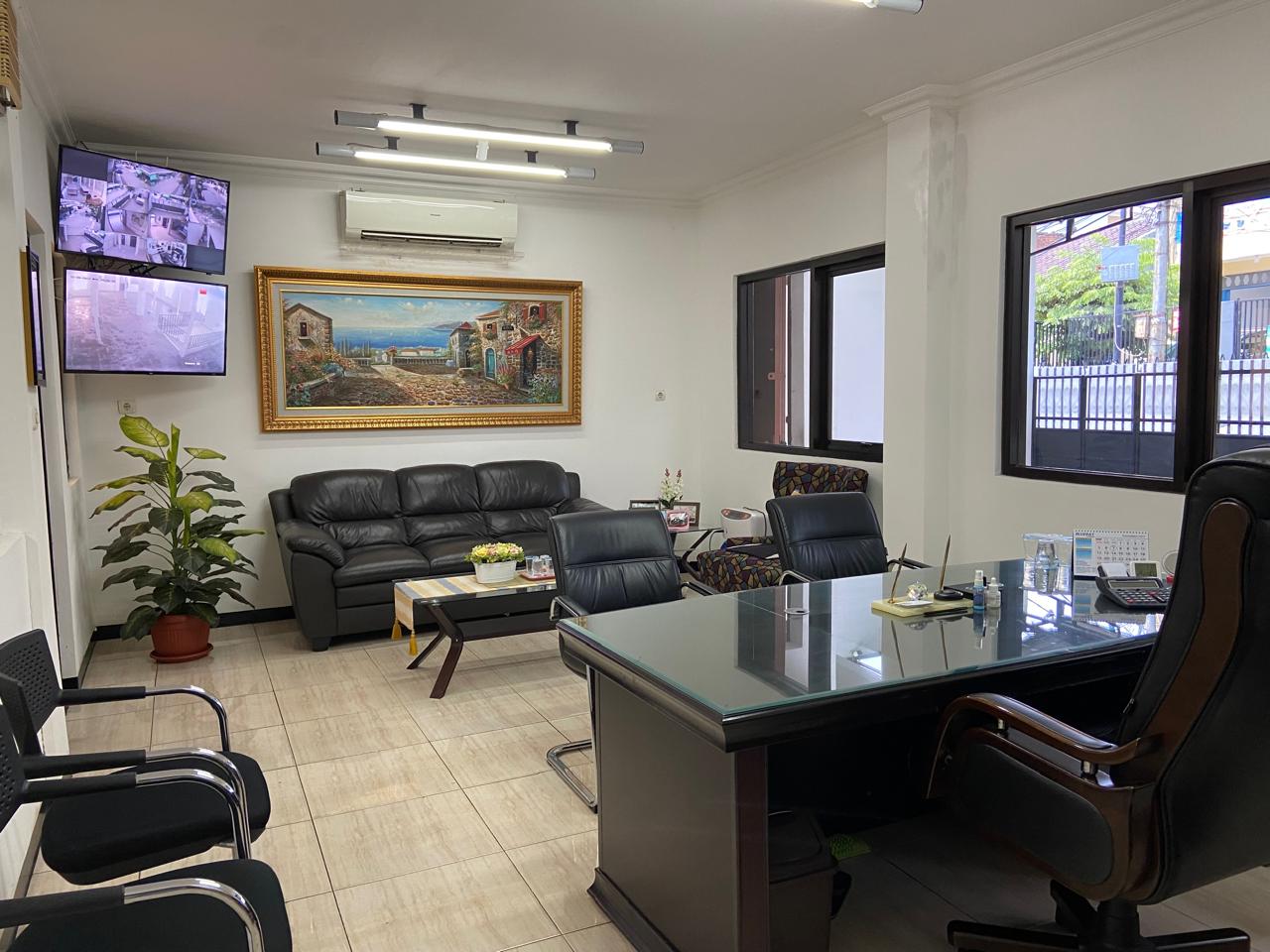 Dijual rumah bentuk kantor dan gudang di area Gajah mada, Jakbar