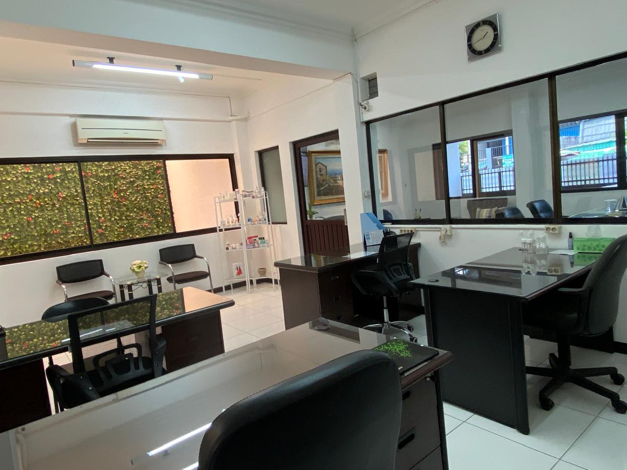 Dijual rumah bentuk kantor dan gudang di area Gajah mada, Jakbar