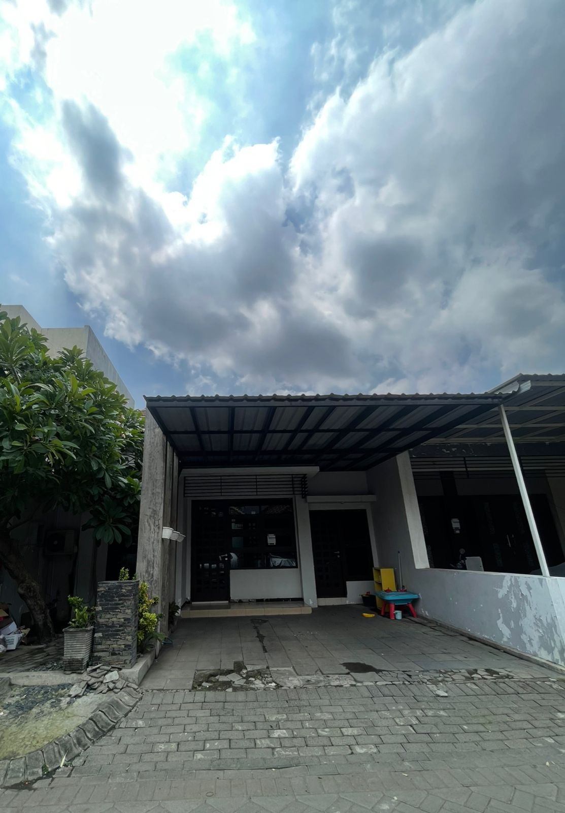 rumah disewakan royal ketintang regency surabaya