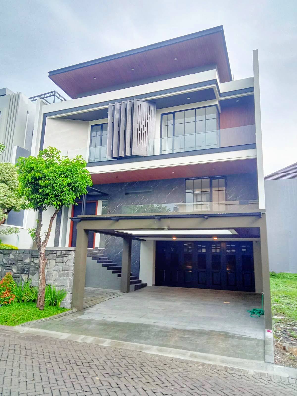 Rumah Mewah 3 Lantai WATERFRONT Citraland, Surabaya
