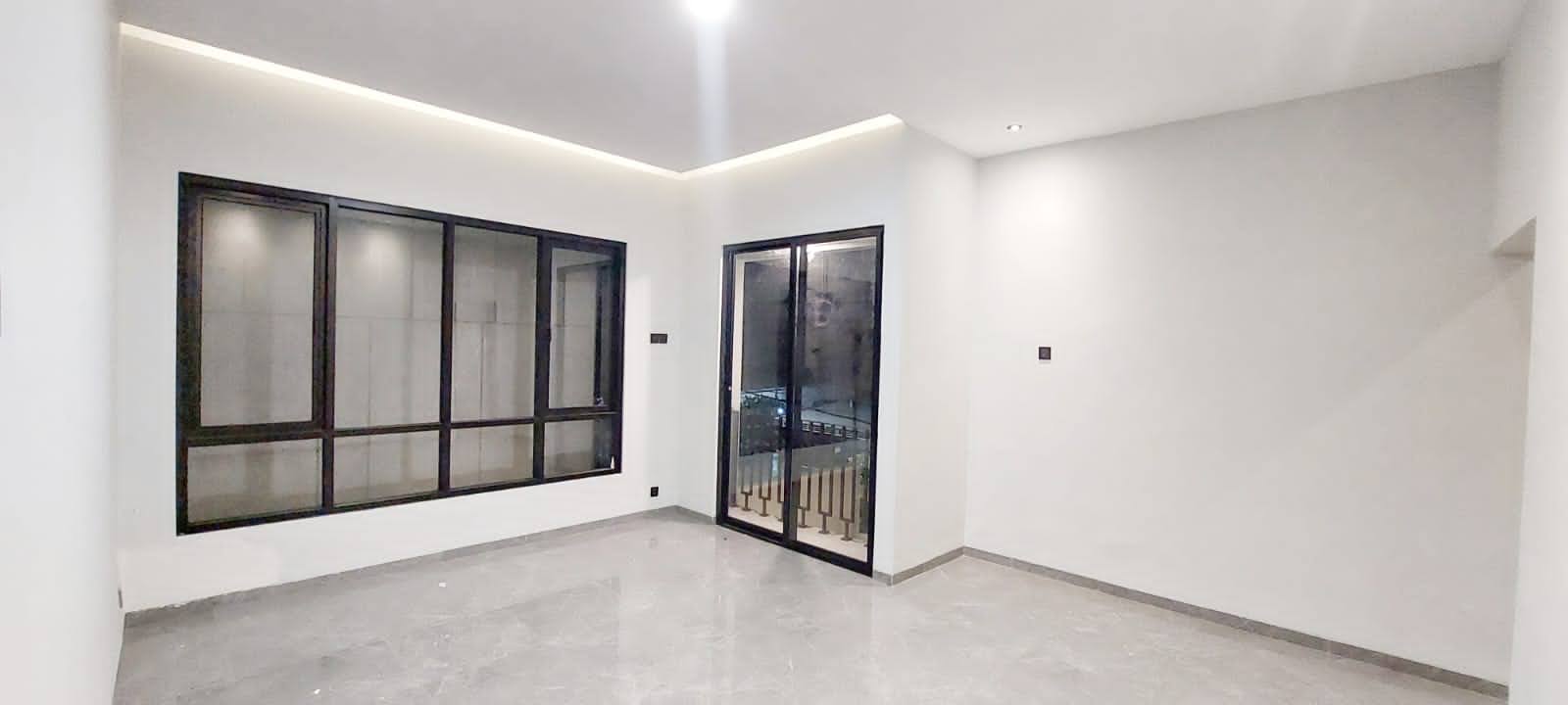 Rumah GAYUNGSARI BARAT Tropical Modern Surabaya