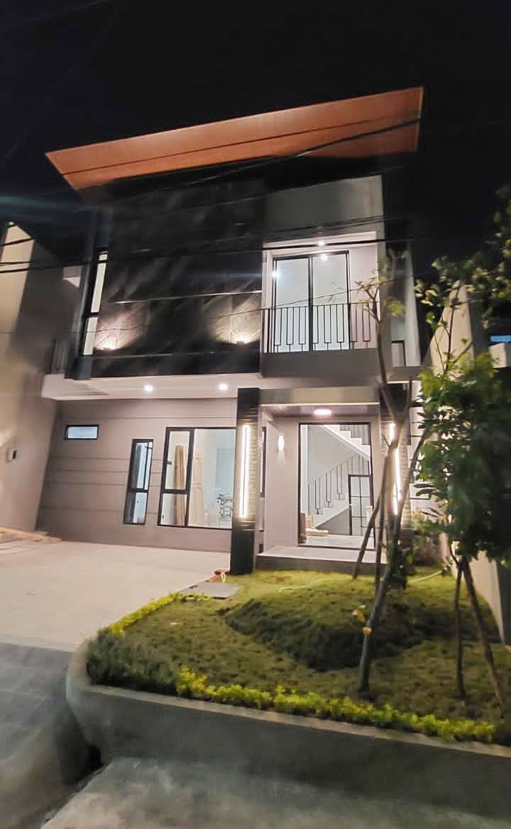 Rumah GAYUNGSARI BARAT Tropical Modern Surabaya